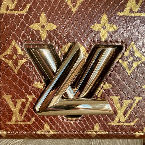💙Louis Vuitton Python Twist. Brown w/Gold LV Pattern Logos. Handle/chain strap - Picture 3 of 9